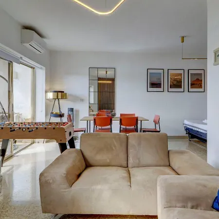 Tower Road - Top Floor - Sea Front - Spectacular Views